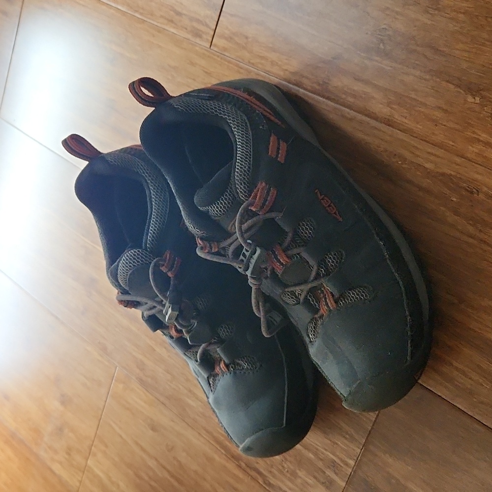 Boys keen waterproof shoes size 1